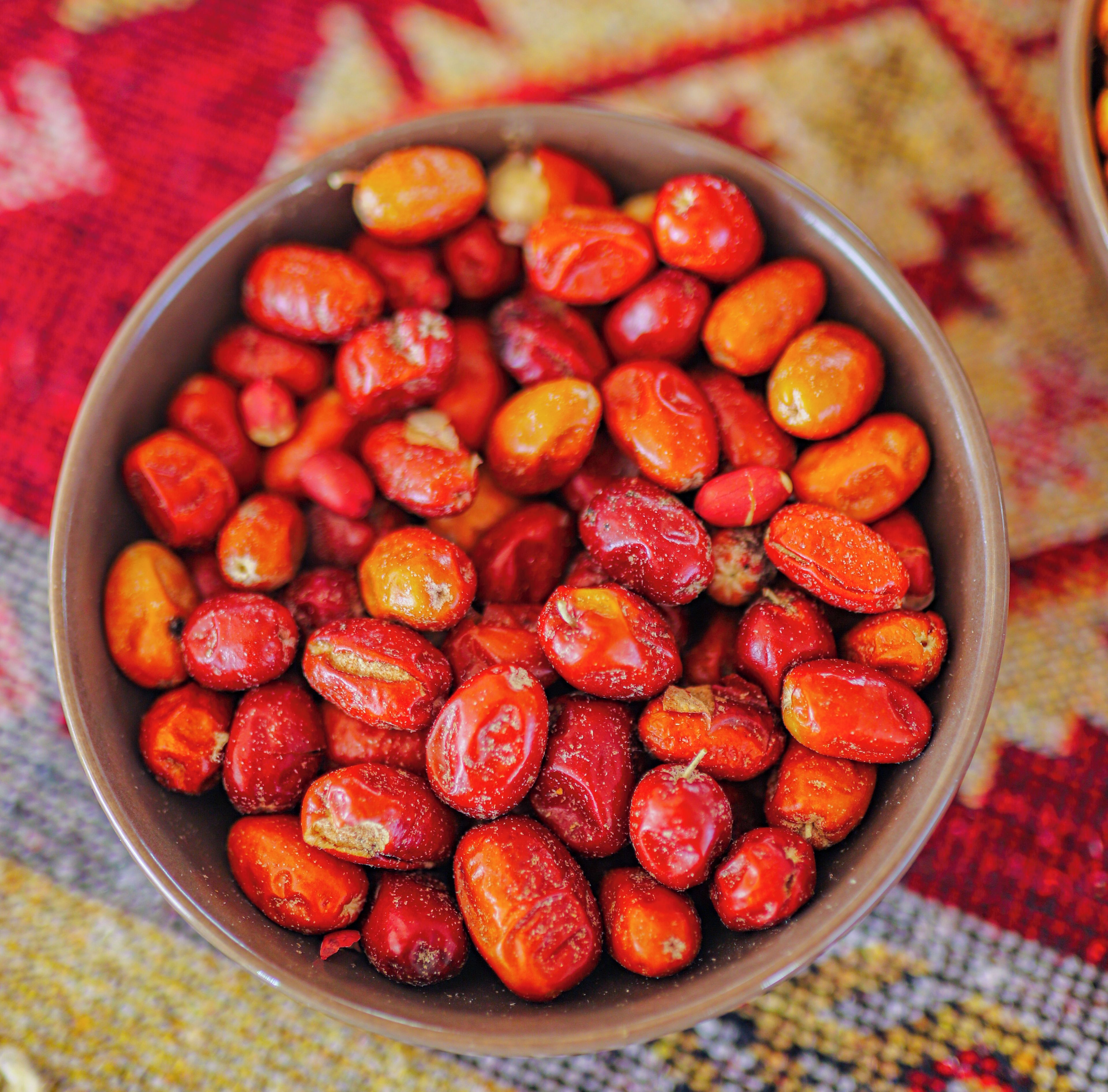 Un cuenco de bayas rojas y naranjas.