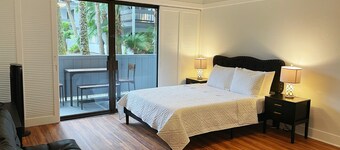 Studio in Hilo Center with Pool and Lake Views