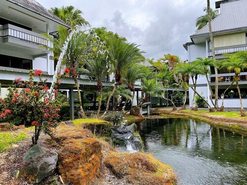 Studio in Hilo Center with Pool and Lake Views