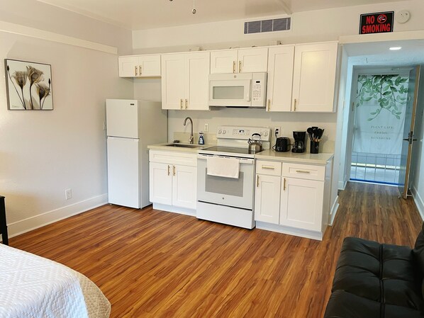 Full kitchen