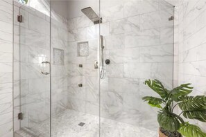 Dusche, umweltfreundliche Kosmetikartikel, Haartrockner, Handtücher