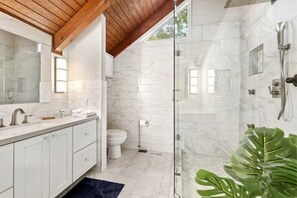 Douche, articles de toilette écologiques, sèche-cheveux