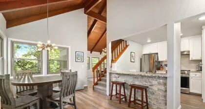 Easy access to bike, hike, golf or paddle from this Bella Vista retreat!