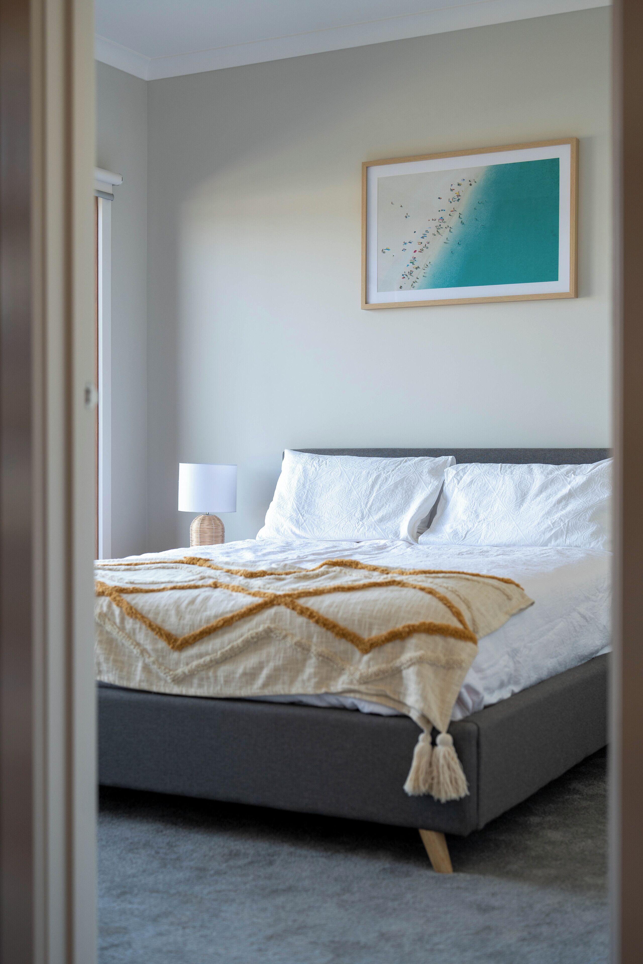 5 makuuhuonetta, työpöytä, silitysrauta/-lauta, vauvan matkasänky