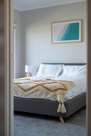 5 dormitorios, escritorio, tabla de planchar con plancha y cuna de viaje