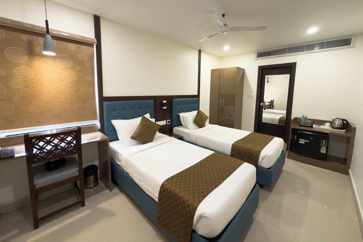 Standard Double or Twin Room | Ruang kerja komputer riba, kalis bunyi, Wi-fi percuma