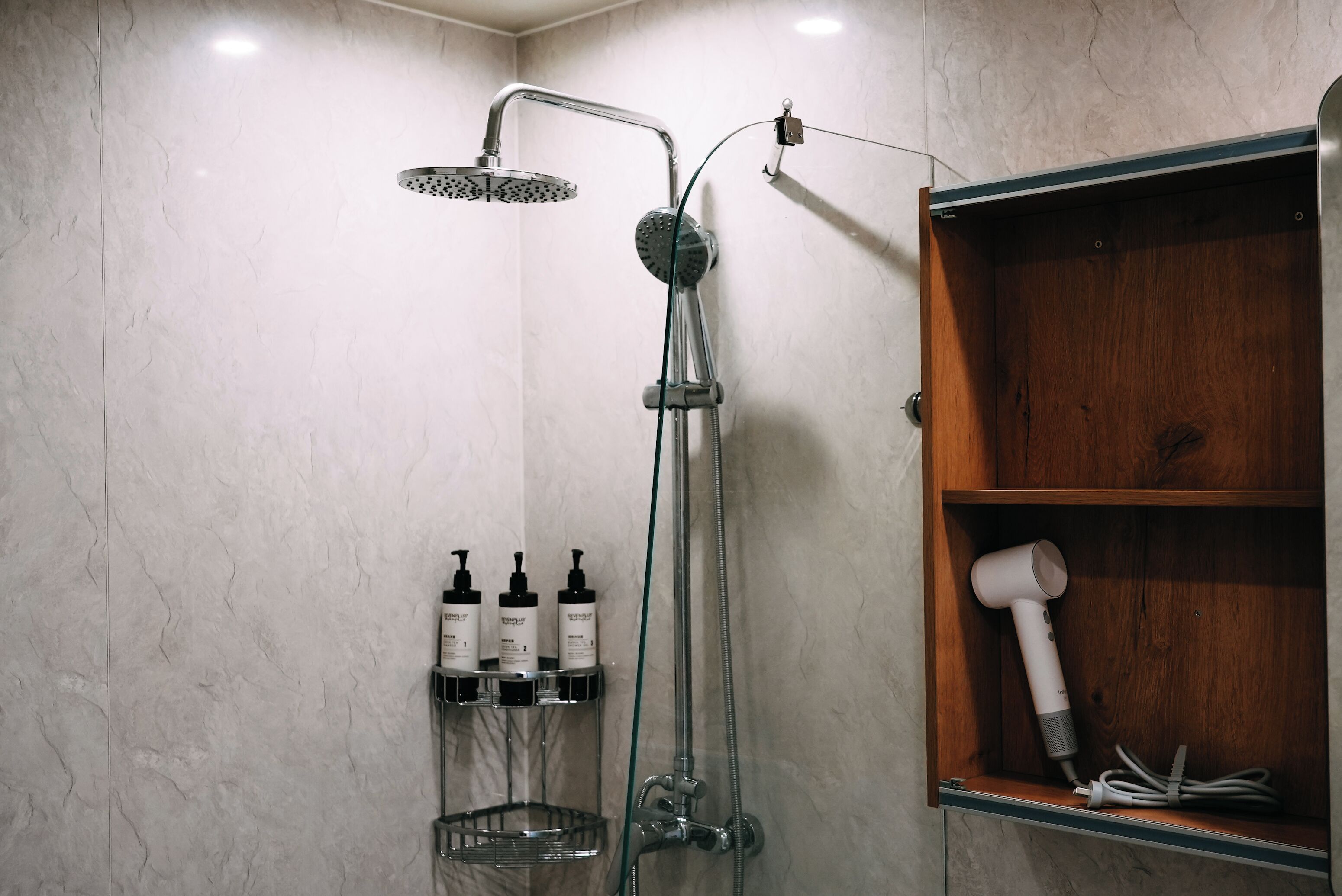 淋浴設備、雨淋花灑、風筒、拖鞋