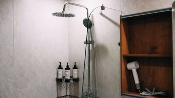 Douche, douche à « effet pluie », sÚche-cheveux, chaussons