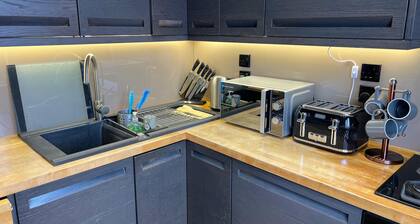 1 Bed Flat - Sleeps 4 - Parking - Wifi