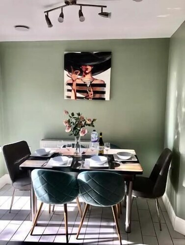 3 Bed House - Sleeps 6 - Garden - Parking