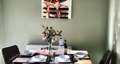 3 Bed House - Sleeps 6 - Garden - Parking