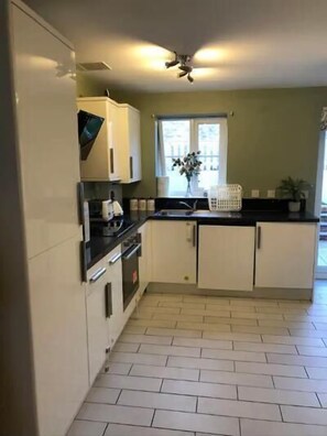 Fridge, microwave, oven, stovetop - 3 Bed House - Sleeps 6 - Garden - Parking (Bristol)