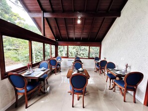 Free daily buffet breakfast - Pousada do Lago Gramado (Gramado)
