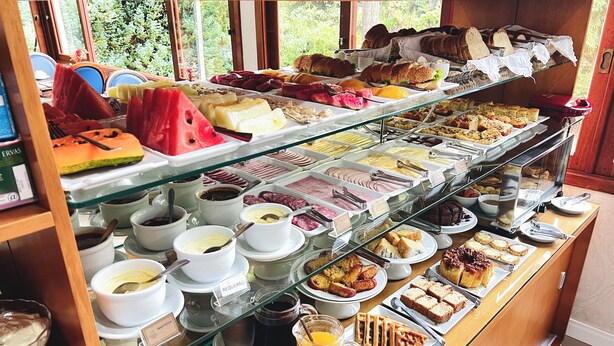A breakfast buffet with various food items and beverages. - Pousada do Lago Gramado (Gramado)