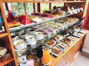 A breakfast buffet with various food items and beverages. - Pousada do Lago Gramado (Gramado)