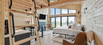 Creekside Treehouse 
& Lavender Farm