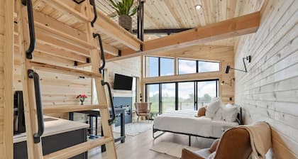 Creekside Treehouse
& Lavender Farm