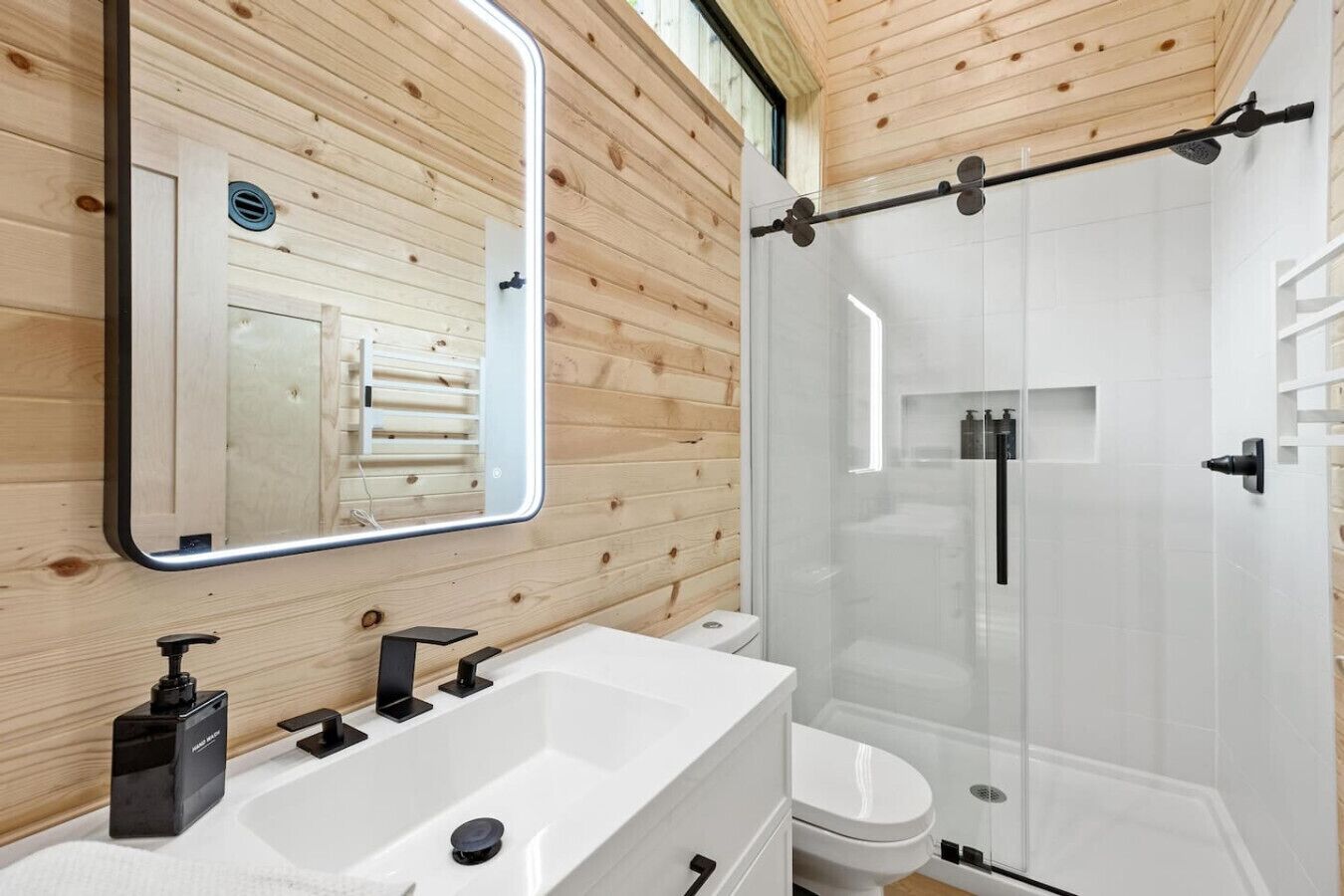 Dusj, hårføner og håndklær