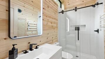 Dusj, hårføner og håndklær