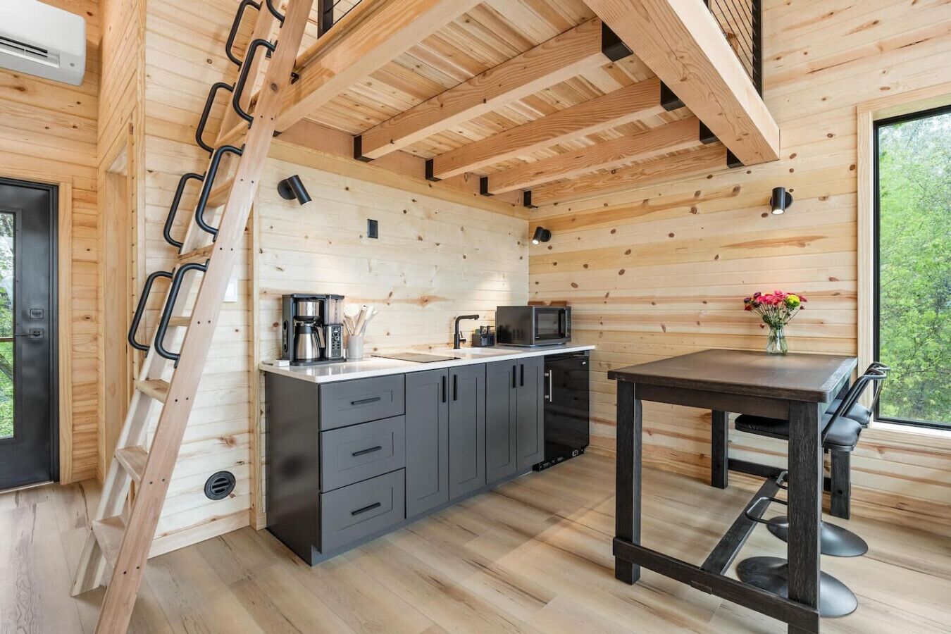 Kjøleskap, mikrobølgeovn, kokeplater og kaffetrakter/tekoker