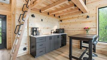 Kjøleskap, mikrobølgeovn, kokeplater og kaffetrakter/tekoker