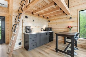 Frigorífico, microondas, placa de cocina y cafetera o tetera