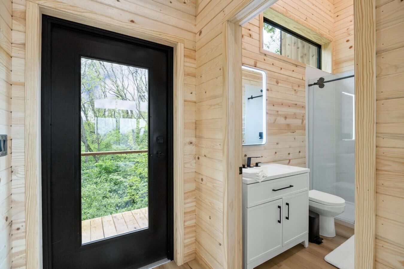 Dusj, hårføner og håndklær