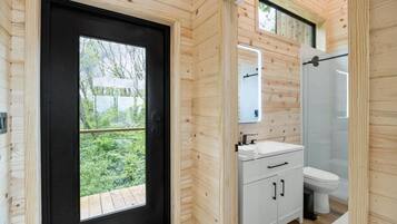 Dusj, hårføner og håndklær