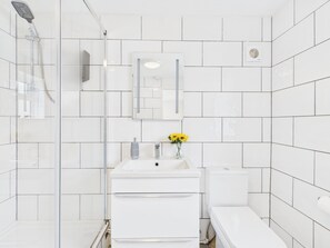 Een douche, handdoeken
