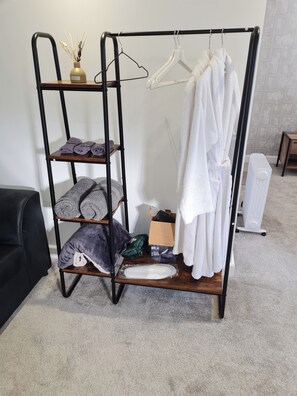 Interior - Central Guest Room - En-Suite, Parking (BIRMINGHAM)