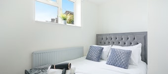 5 Bed House - Sleeps 10 - Parking - Wifi