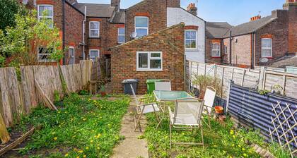 5 Bed House - Sleeps 10 - Parking - Wifi