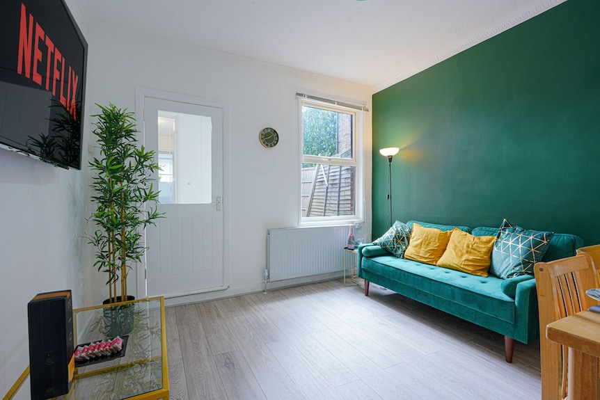 5 Bed House - Sleeps 10 - Parking - Wifi - Harpenden