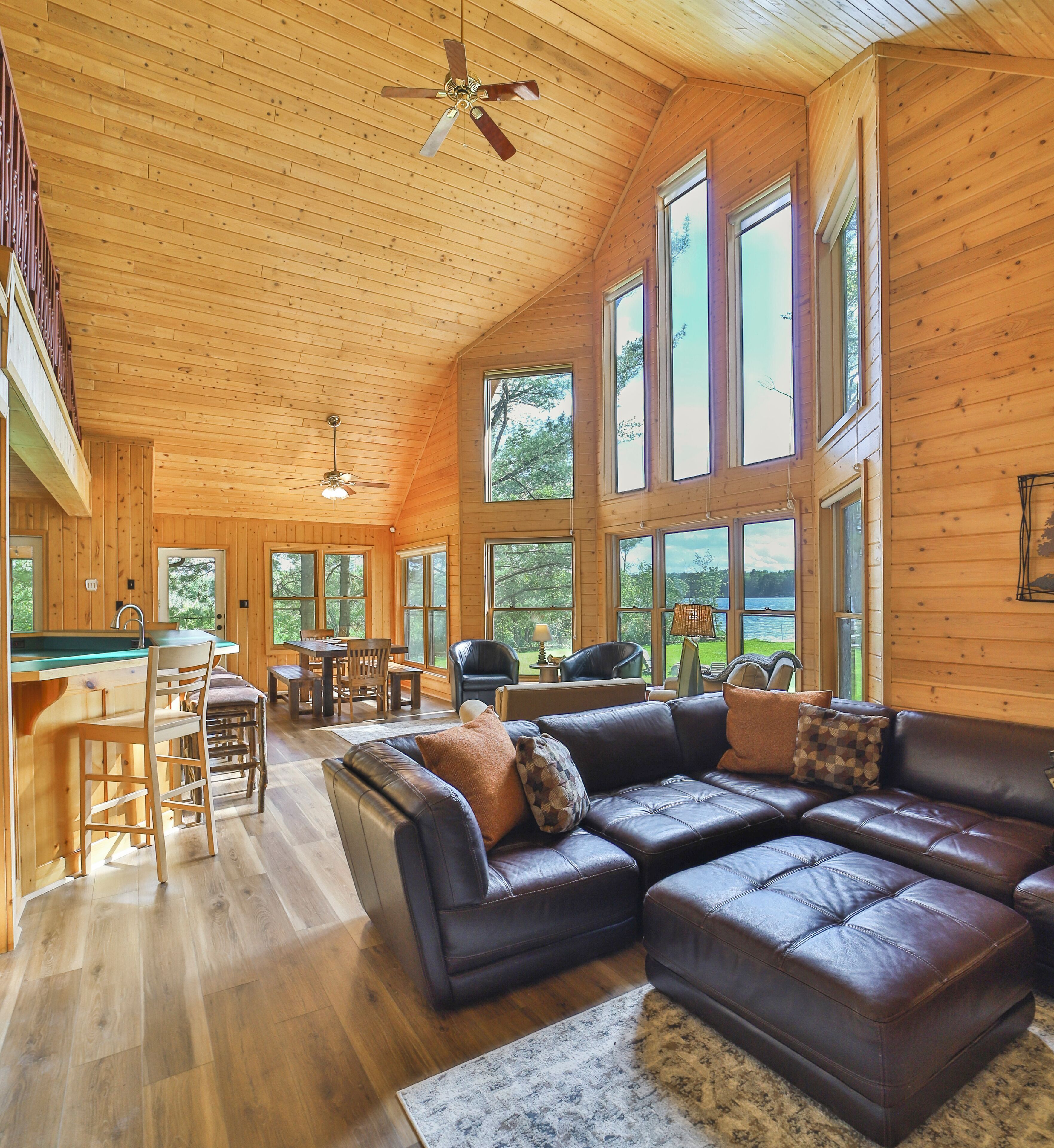 智能電視、足球機、乒乓球設施、書籍