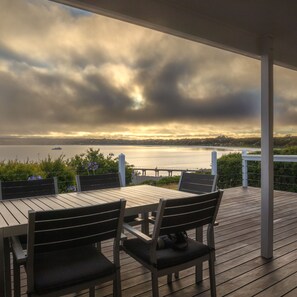 Outdoor dining - Stunning beachfront home - Pet friendly (Emu Bay)