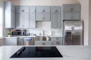 Frigorifero, microonde, forno, piano cottura