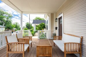 Terrace/patio - Remodeled 3BR Bungalow | King Bed | 1 mi from DT (San Antonio)