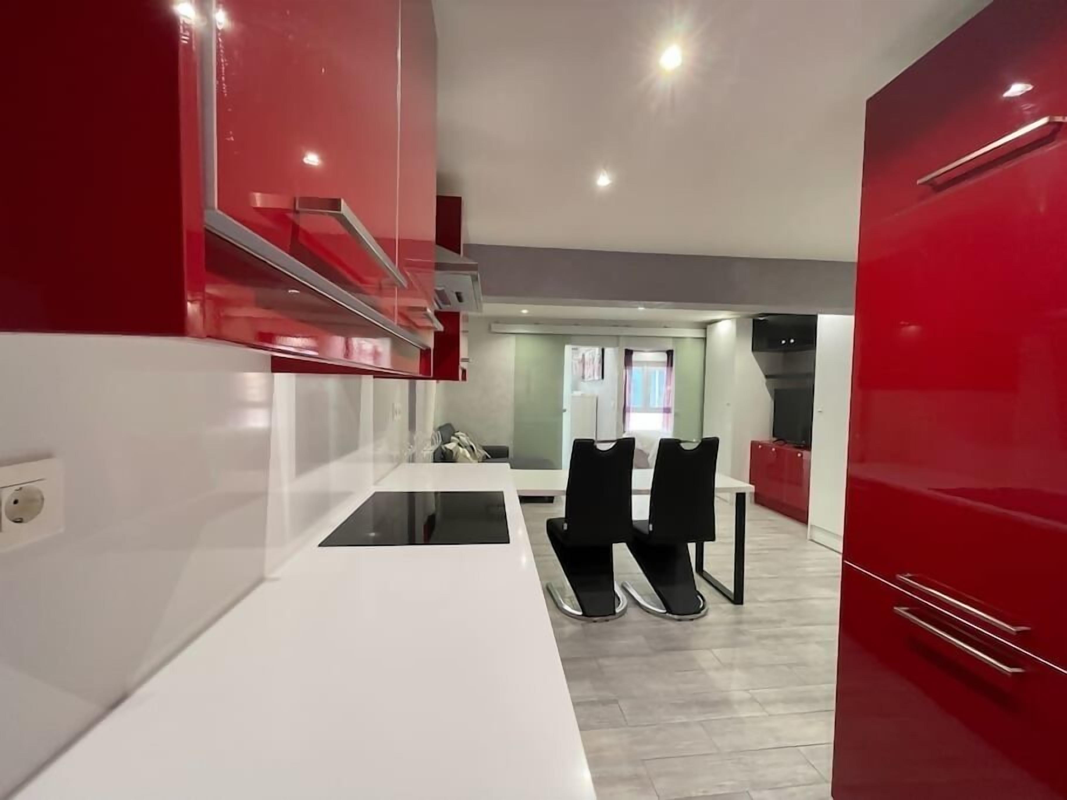 Jääkaappi, mikroaaltouuni, uuni, leivänpaahdin