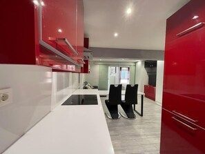 Frigorifero, microonde, forno, tostapane