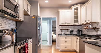 The Perfect Swing - Sleeps 8 with Golden Tee 25, Pool Table, and fire pit