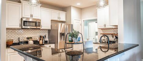 冷蔵庫、電子レンジ、オーブン、コンロ