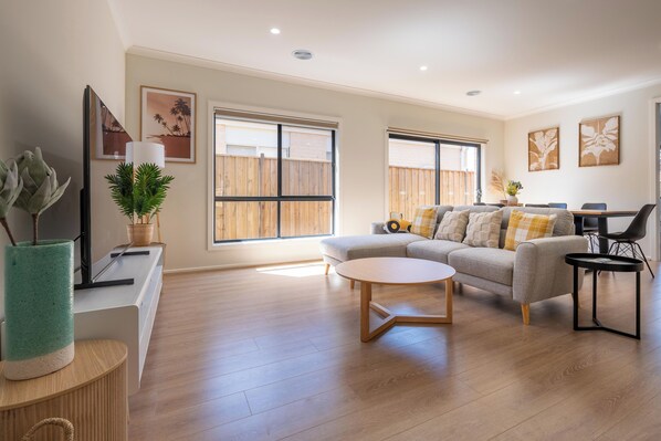 Smart TV - A Cosy 5Beds house in the Clyde (Clyde)