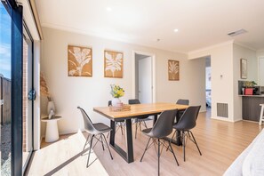 Dining - A Cosy 5Beds house in the Clyde (Clyde)