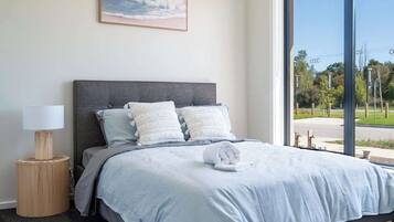 5 bedrooms, iron/ironing board, WiFi, bed sheets