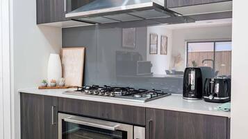 Coffee/tea maker, fridge, microwave, oven
