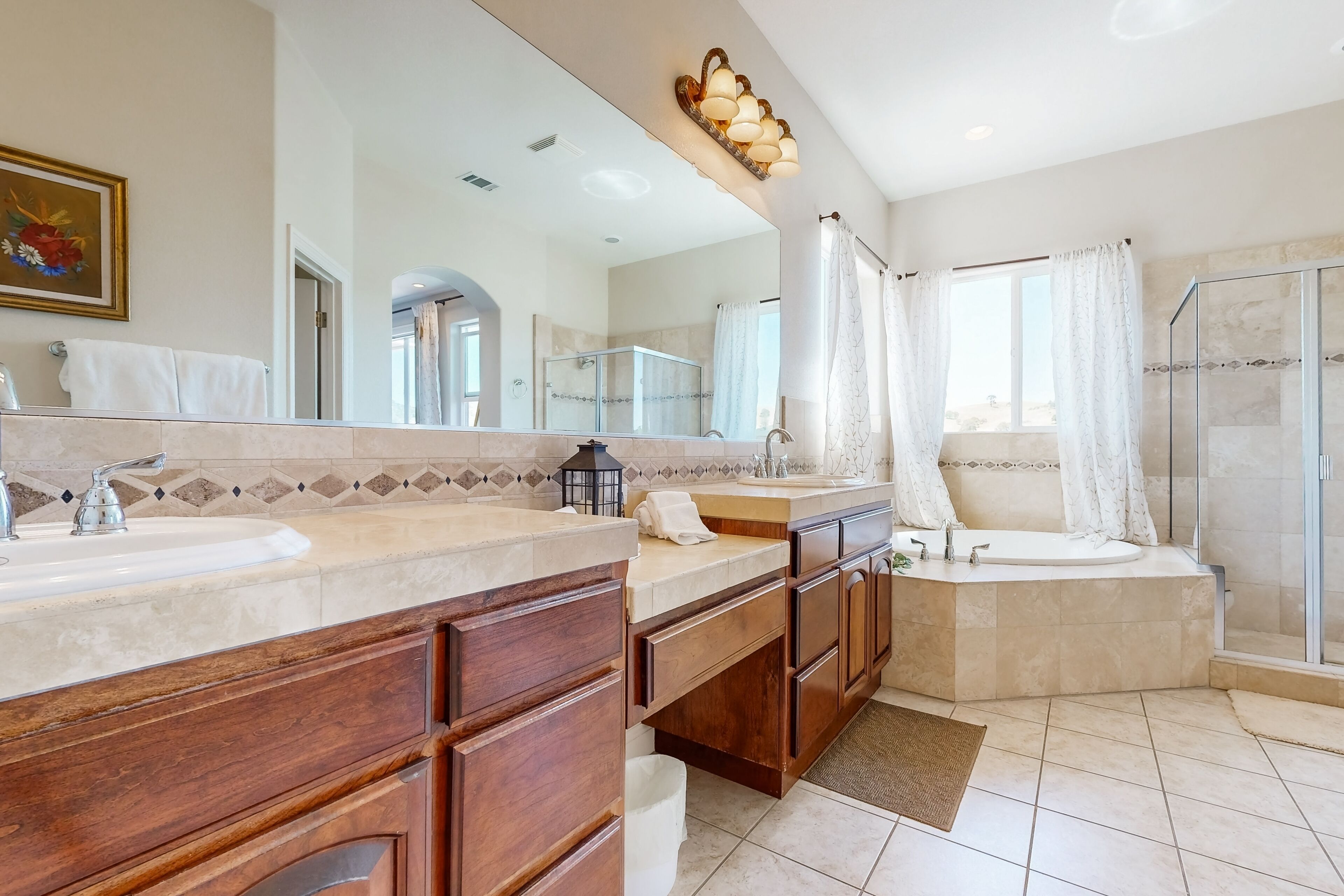 Lakeside luxury, shared pool, gym, & hot tub in private community