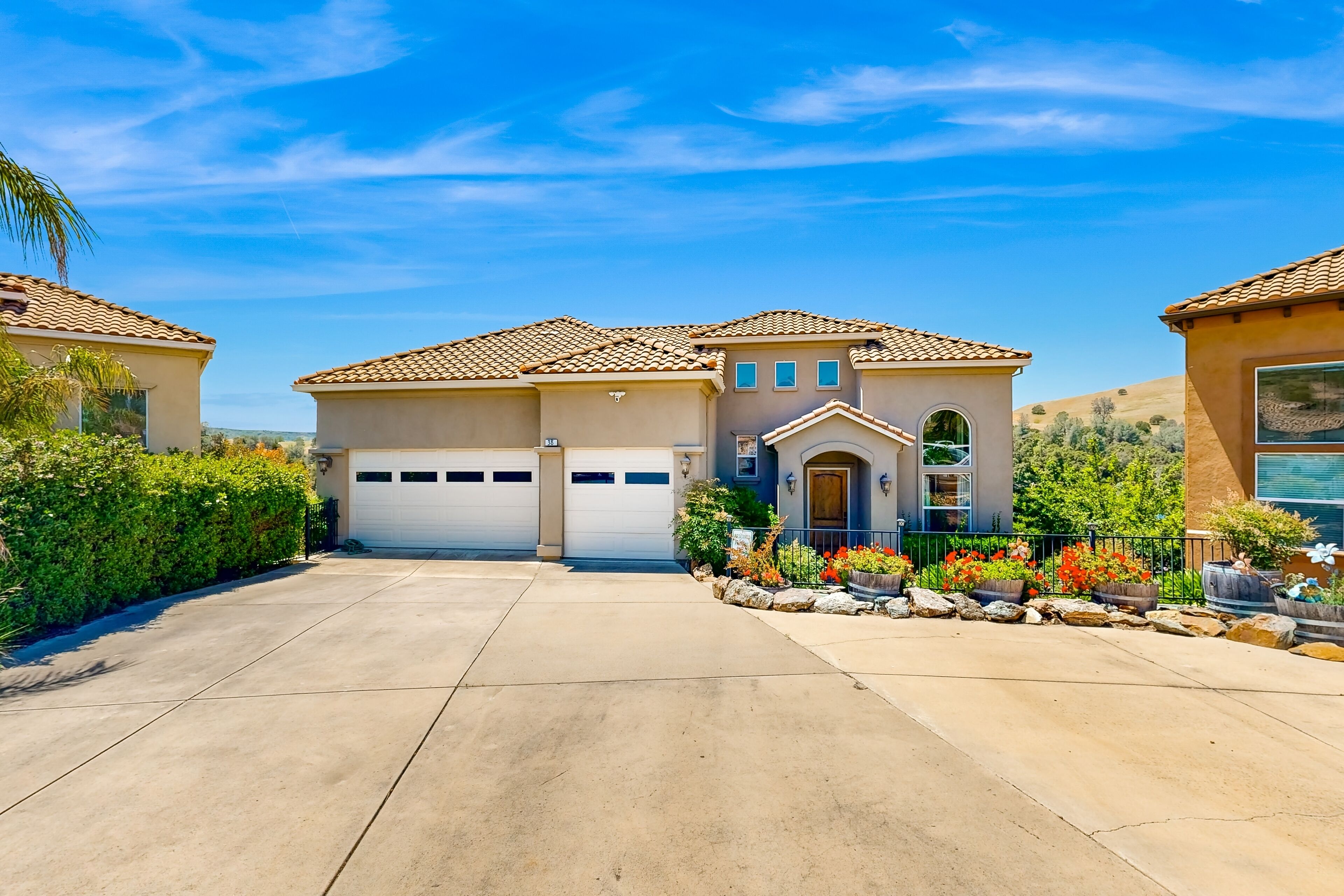 Lakeside luxury, shared pool, gym, & hot tub in private community