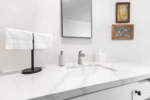 Douche, sèche-cheveux, serviettes fournies