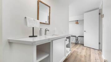 Ducha, secador de pelo, toallas