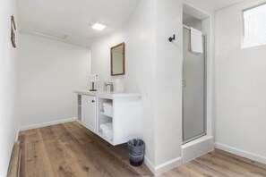 Dusj, hårføner og håndklær